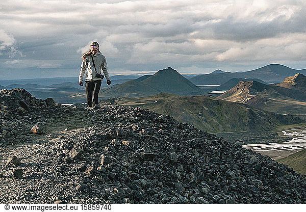 Fotograf beim Wandern in Landmannalaugar