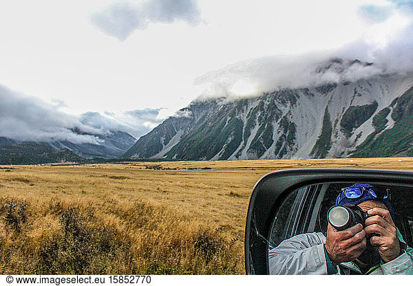 Fotograf  der Berge vor dem Autofenster fotografiert.