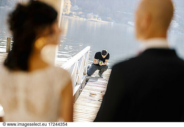 Fotograf filmt Hochzeitspaar am See