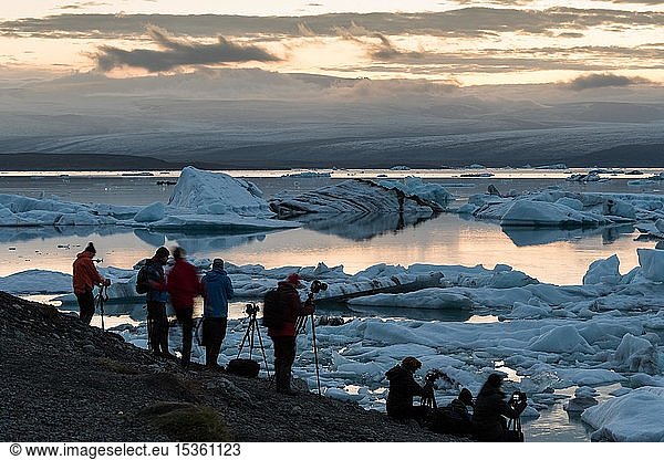 Fotografen an der Gletscherlagune Jökulsárlón  Massentourismus  Südisland  Island  Europa
