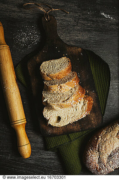Fotografie von dunklen Lebensmitteln Selbstgebackenes Brot