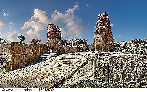 Fotos & Bilder des Sphinx-Tors Hethitische Skulptur  Alaca Hoyuk (Alacahoyuk) Hethitische archäologische Stätte Alaca  Provinz ?orum  Türkei  auch bekannt als Alacah?y?k  Aladja-Hoyuk  Euyuk oder Evuk.