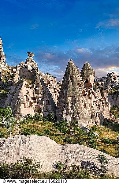 Fotos und Bilder der Höhlenstadt Häuser in den Felsformationen & Feenkamin von Uchisar  in der Nähe von Goreme  Kappadokien  Nevsehir  Türkei.