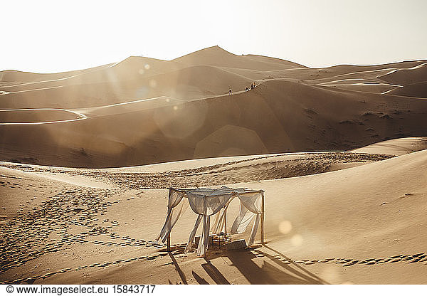 Fotoszenerie in der Wüste Sahara bei Sonnenuntergang