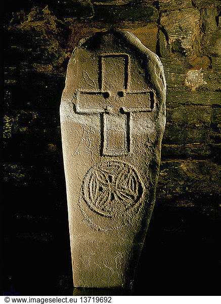 Frühchristlicher Stein mit eingemeißelten Kreuzen  Von Papa Westray. UK. Frühchristliche Zeit. Orkney-Inseln.
