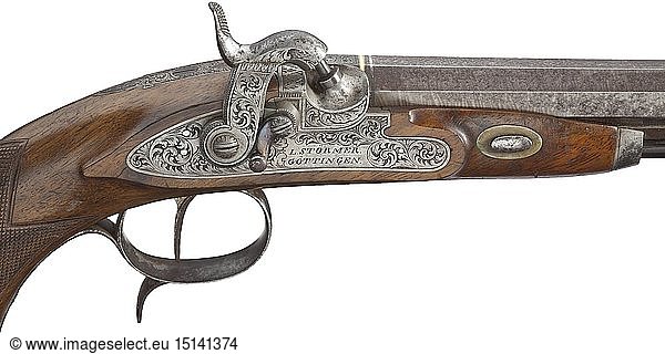 FRÃœHE SCHUSSWAFFEN  Perkussionspistole  L. StÃ¶rmer in GÃ¶ttingen um 1850 Gezogener Lauf mit blanker Seele im Kaliber 11 mm  eingeschobenem Neusilberkorn und gravierter Hakenschwanzschraube mit goldenen Bandeinlagen  auf der Oberseite signiert. Im MÃ¼ndungsbereich leicht narbig. Auf dem gravierten Schwanzschraubenblatt hÃ¶henverstellbares Korn. Fein graviertes  auf der Schlossplatte signiertes Perkussionsschloss mit geblÃ¤uter Pistonsicherung. Stecherabzug. Nussholzhalbschaft mit en suite gravierter  eiserner Garnitur. HÃ¶lzerner Ladestock mit Horndopper. LÃ¤nge 39 5 cm.