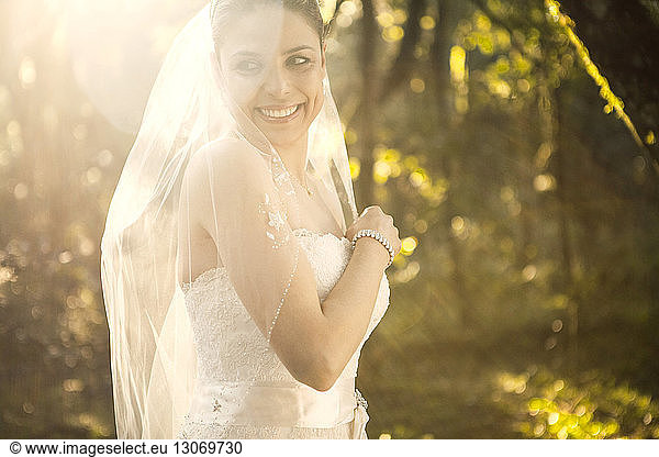 Fröhliche Braut schaut weg