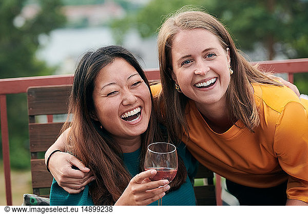 Fröhliche Freunde feiern auf der Terrasse