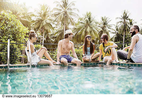 Fröhliche Freunde verbringen ihre Freizeit am Pool