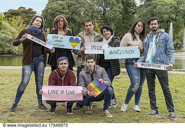 Fröhliche queere Gruppe mit einer Botschaft zur Unterstützung der LGBT-Gemeinschaft