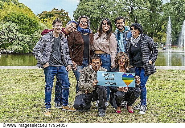 Fröhliche queere Gruppe mit einer Botschaft zur Unterstützung der LGBT Gemeinschaft
