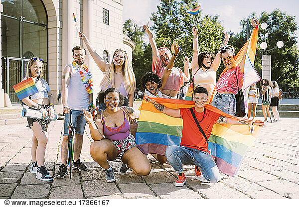 Fröhliche weibliche und männliche Demonstranten während der Pride-Veranstaltung im Park