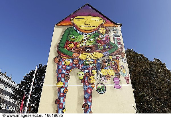 Fröhlicher Riese im Spielanzug  surreale Figur  Wandbild des brasilianischen Streetart-Künstlerduos Os Gemeos  Düsseldorf  Nordrhein-Westfalen  Deutschland  Europa