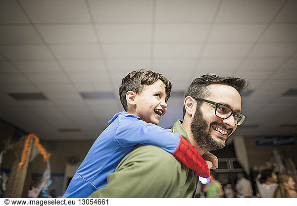Fröhlicher Vater Huckepack-Sohn