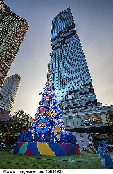 Fröhlicher Weihnachtsbaum in Bangkok  Thailand  Südostasien  Asien