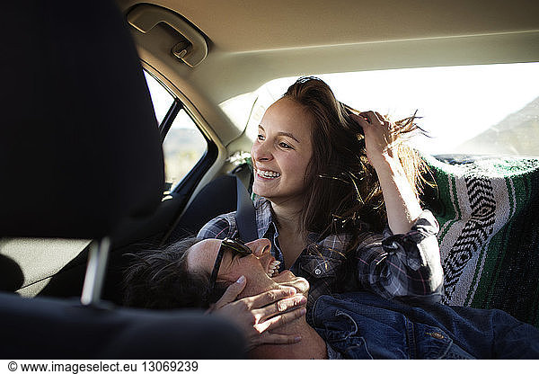 Fröhliches Paar reist im Auto