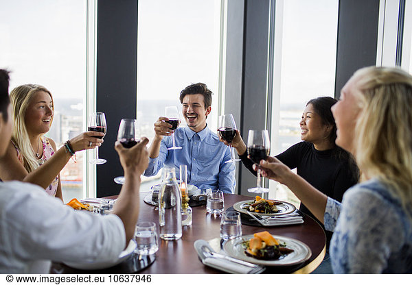 Fröhlichkeit Freundschaft Himmel Restaurant Rotwein Bar zuprosten anstoßen