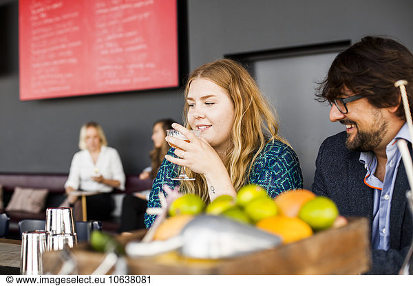 Fröhlichkeit Mensch Diskussion Menschen Restaurant Business Tresen