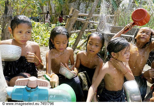 Fröhlichkeit  Planung  waschen  Dorf  Ziehbrunnen  Brunnen  Kambodscha