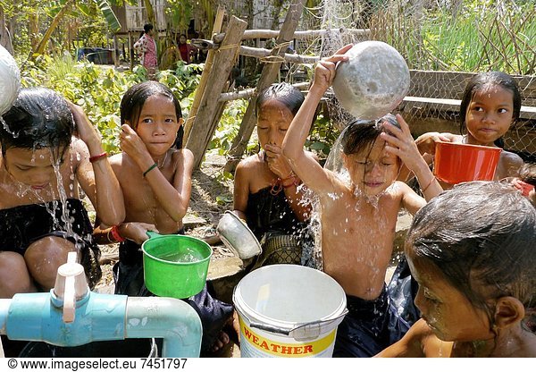 Fröhlichkeit  Planung  waschen  Dorf  Ziehbrunnen  Brunnen  Kambodscha
