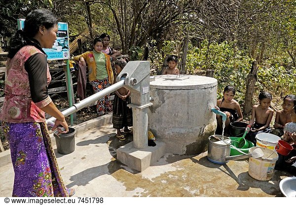 Fröhlichkeit  Planung  waschen  Unterstützung  Dorf  Fotografie  Ziehbrunnen  Brunnen  Kambodscha