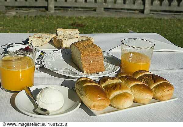 Frühstück in den Bergen Sommerzeit Baskenland Spanien.