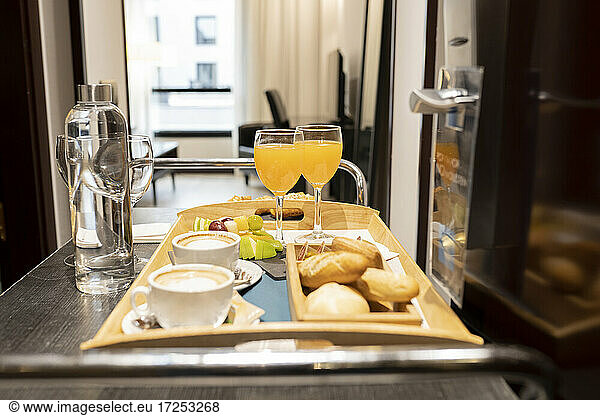 Frühstückstablett in der Hotelsuite
