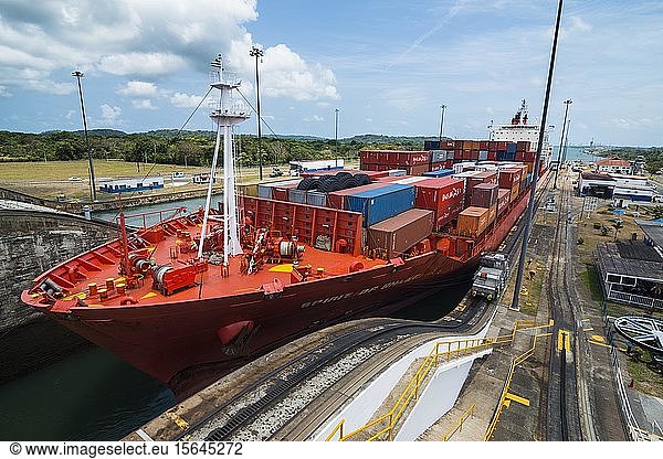 Frachtschiff beim Passieren der Gatun-Schleusen  Panamakanal  Panama-Stadt  Panama  Mittelamerika