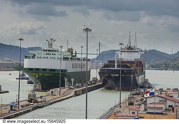 Frachtschiffe passieren die Miraflores-Schleusen  Panamakanal  Panama-Stadt  Panama  Mittelamerika