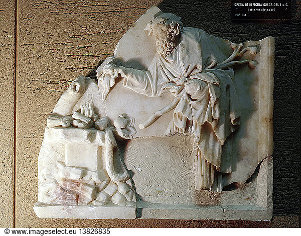 Fragment eines Reliefs  das einen Silenus zeigt  der an einem brennenden Altar ein Opfer darbringt. In der griechischen Mythologie waren die Sileni die Geister des wilden Lebens. Italien. Römisch.