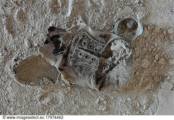 Fragment von Halbschuh zum schnüren  maroder Herrenschuh am Boden  verrotteter Schuh  Schuhwrack  vergammelter Treter  ausgelatschter Schuh  abgetragener Schuh