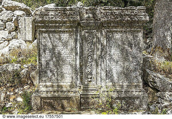 Fragmente an der Colonadenstrasse  Termessos  antike Ruinenstätte  Türkei  Termessos  Türkei  Asien
