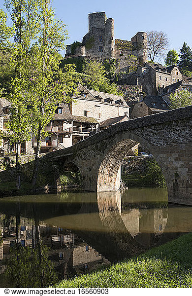 France  Aveyron  Belcastel  labeled the Most Beautiful Villages of France  River Aveyron  Vieux Pont (Old Bridge) from 15th Century  houses overlooking the valley  Chateau de Belcastel  from 10th to 15th Century  a historic monument