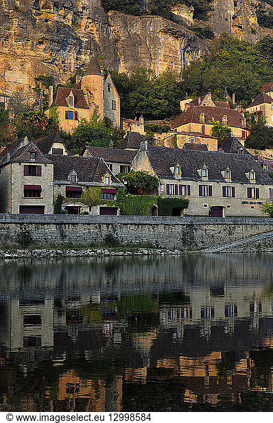 France  Dordogne  Perigord Noir  Dordogne Valley  La Roque Gageac  labelled Les Plus Beaux Villages de France (The Most Beautiful Villages of France)  houses on the banks of the Dordogne river