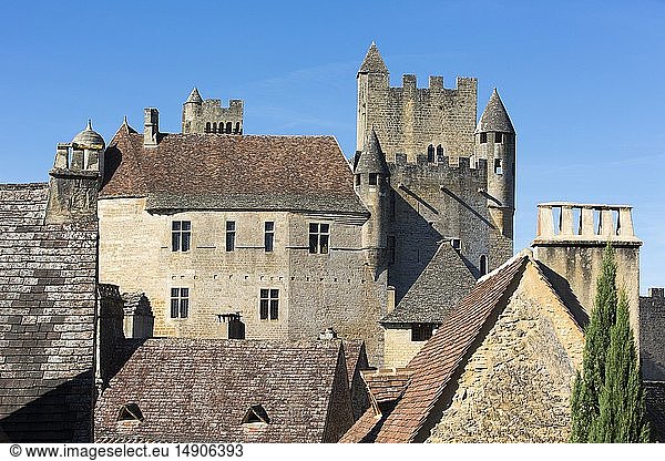 France  Dordogne  Perigord Noir  Vallee de la Dordogne (Dordogne valley)  Beynac et Cazenac labelled Les Plus Beaux Villages de France (One of the Most Beautiful Villages of France)  the medieval castle on a rocky spur above the village