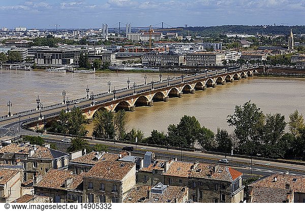 France  Gironde  Bordeaux  area listed as World Heritage by UNESCO  general view on the Pont de Pierre