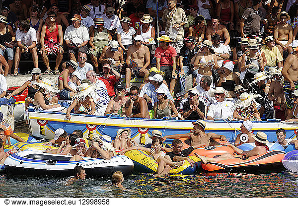 France  Herault  Sete  canal Royal (Royal Canal)  Fete de la Saint Louis (St Louis's feast)  flotilla of supporters on board small dinghies coming to cheer up the water jousters