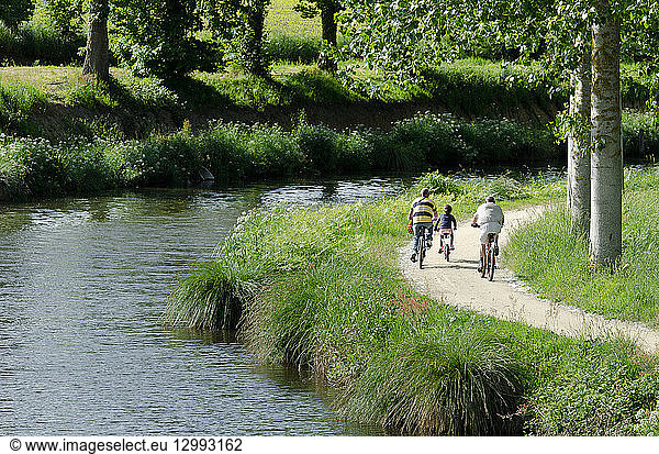 France  Ille et Vilaine  Hede  Canal Ille et Rance  cyclists along the canal