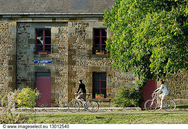 France  Ille et Vilaine  Hede  Canal Ille et Rance  cyclists riding