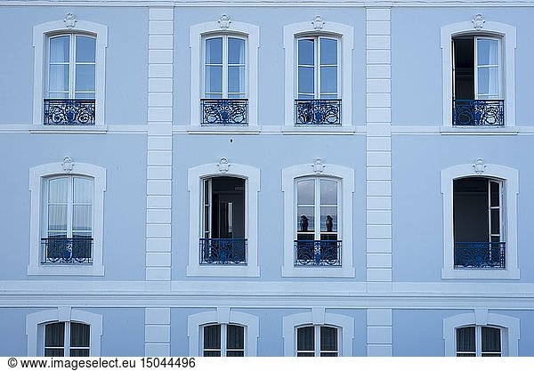 France  Ille et Vilaine  Saint Malo  windows of the Hotel France et Chateaubriand intra mural with sea view