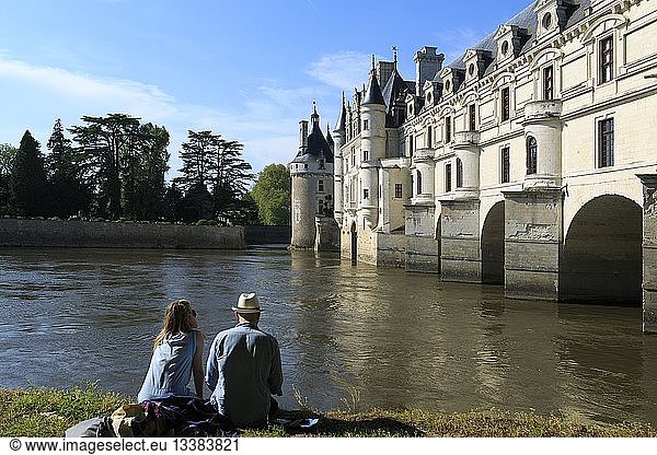 France  Indre et Loire  Chateau de Chenonceau  couple sitting by the Cher river and Chenonceau castle