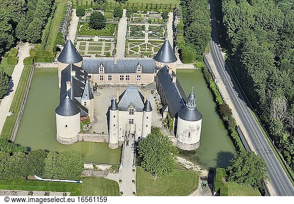 France  Loiret  Chilleurs aux Bois  Castle Chamerolles  Compulsory mention: Chateau de Chamerolles  owned by the department of Loiret (aerial view)