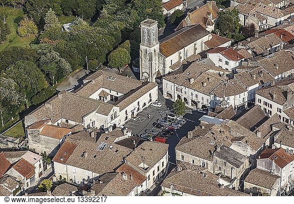 France  Lot et Garonne  Castillonnes  13th century walled city  the church and the square (aerial view)
