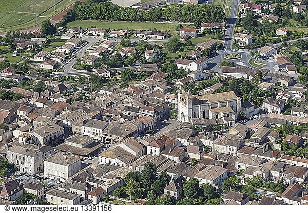 France  Lot et Garonne  Villereal  the church and the covered market (aerial view)