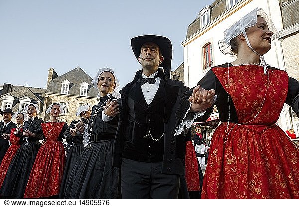 France  Morbihan  Gulf of Morbihan  Regional Natural Park of the Gulf of Morbihan  Auray  St. Goustan  parade in traditional costumes in a street with half-timbered houses