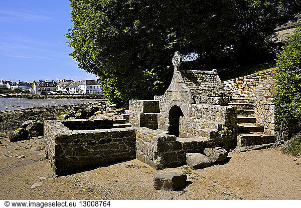 France  Morbihan  Ria d'Etel  Belz  Ile de Saint Cado  fountain and traditional granite wash basin which is submerged at high tide