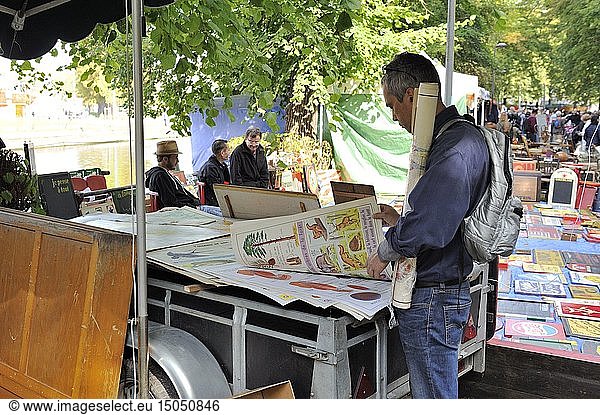 France  Nord  Lille  braderie 2017  secondhand traders along the esplanade  man looking at an old illustration