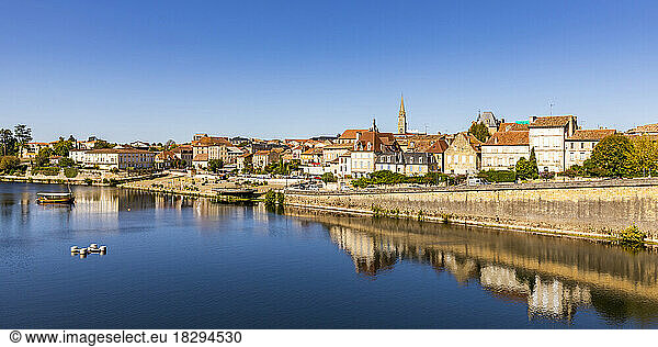 France  Nouvelle-Aquitaine  Bergerac  Dordogne River with old town buildings in background