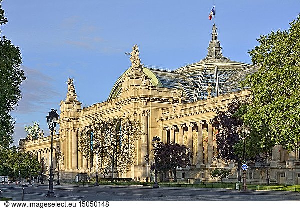 France  Paris  area listed as World Heritage by UNESCO  copper quadriga by Georges Recipon on the roof of the Grand Palais  allegorical work of art depicting Harmony triumphing over Discord