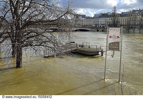 France  Paris  area listed as World Heritage by UNESCO  the flood of the Seine of January 2018  Batobus stop at the Louvre quay  in the background the Carrousel bridge